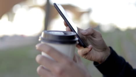Schnappschuss-Eines-Mannes-Mit-Coffee-To-Go-Per-Smartphone